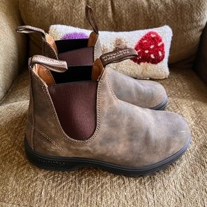 Worn 3 times, feel free to reach out with any questions or concerns!